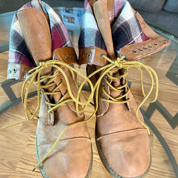 Tan lace up and plaid boots size 8 - Picture 3 of 3